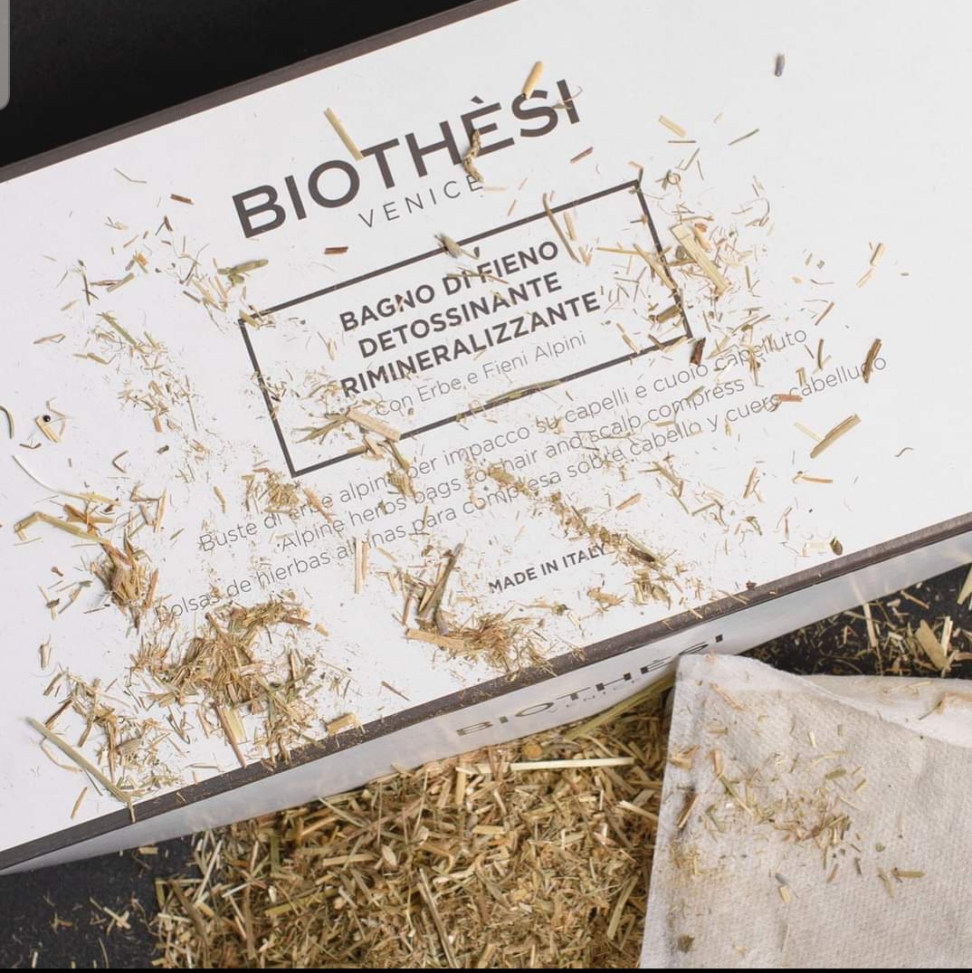 La Busta di Erbe Alpine per impacco su capelli e cuoio capelluto aiuta a favorire la detossinazione, a stimolare la microcircolazione, a riossigenare i tessuti ed a riequilibrare la cute sensibile, donando una piacevole sensazione di benessere. Aiuta inoltre a rimineralizzare, a ristrutturare ed a setificare lunghezze e punte.