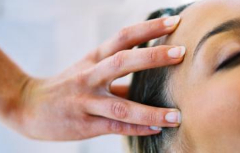 Massaggiare il cuoio capelluto regala una sensazione di relax e benessere senza pari: scopri tutti i benefici di un massaggio alla testa